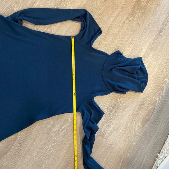 Abi Ferrin Cold Shoulder Long Sleeve Swing Silhouette Tunic Top. Blue. Small. - Picture 9 of 10